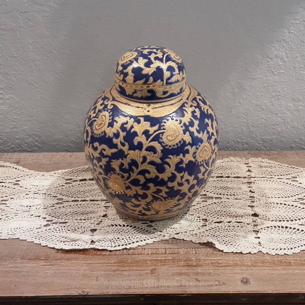 DECORATIVE ASIAN VASE